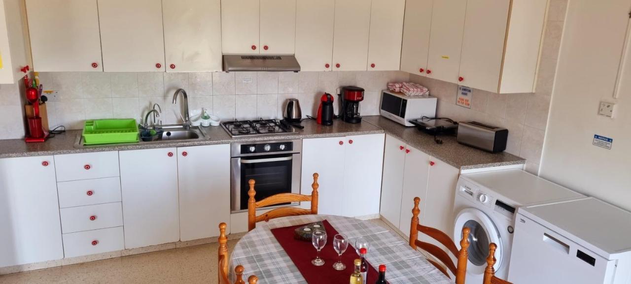 Astrofegia Apartments Near The Sea Agia Marina  エクステリア 写真