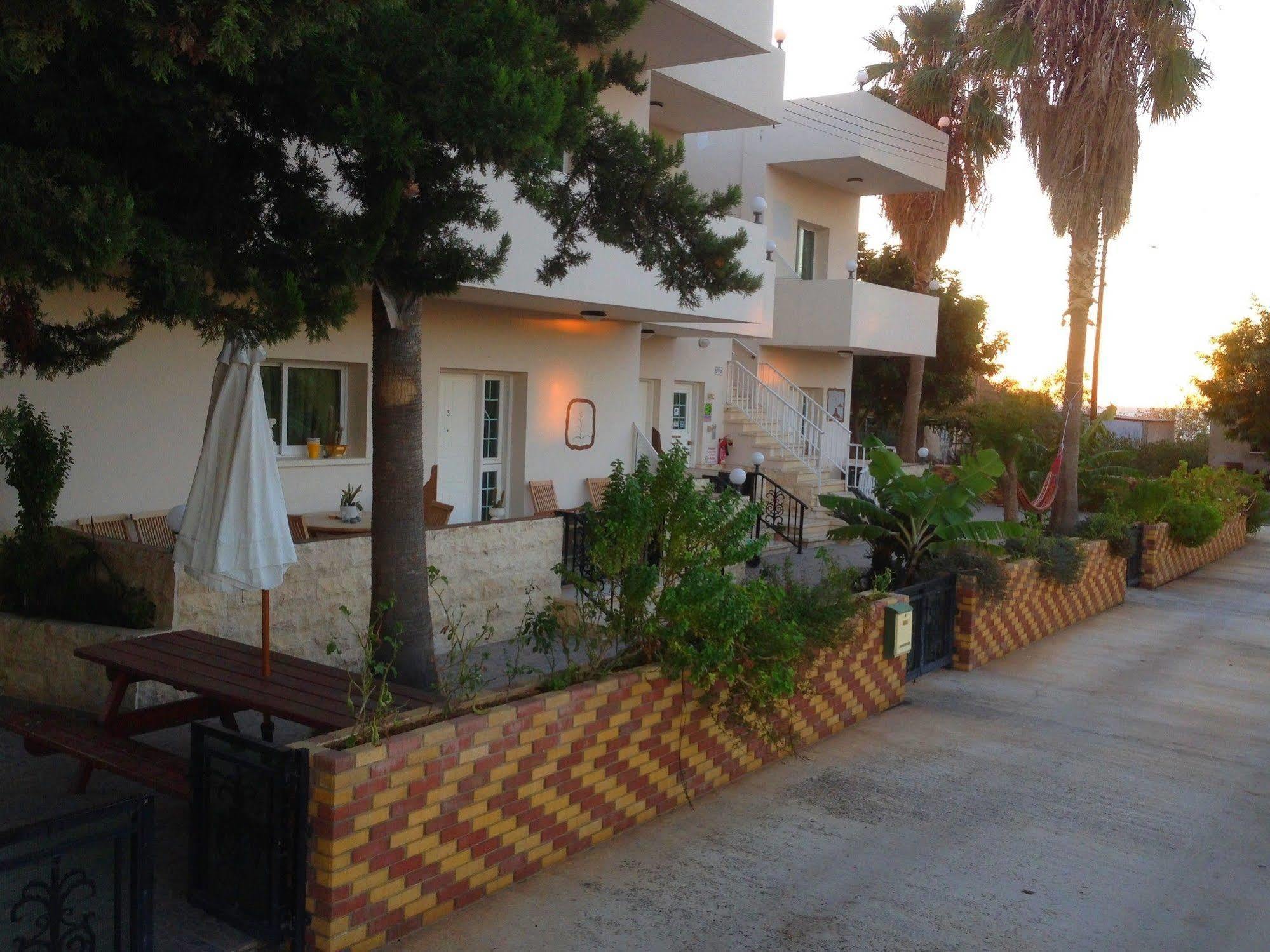 Astrofegia Apartments Near The Sea Agia Marina  エクステリア 写真